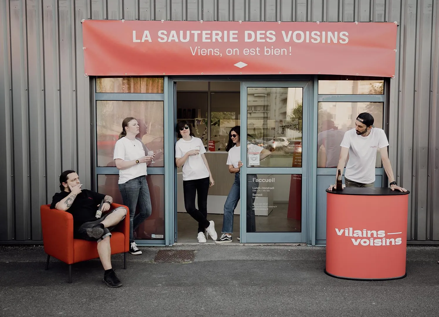 L'équipe des voisins prête à vous accueillir. Contactez-nous !
